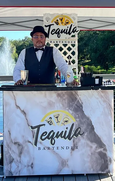 Barra móvil de mármol con el logotipo de Tequila Bartender