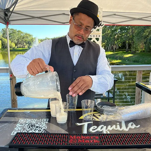 Bartender preparando cócteles en la barra móvil