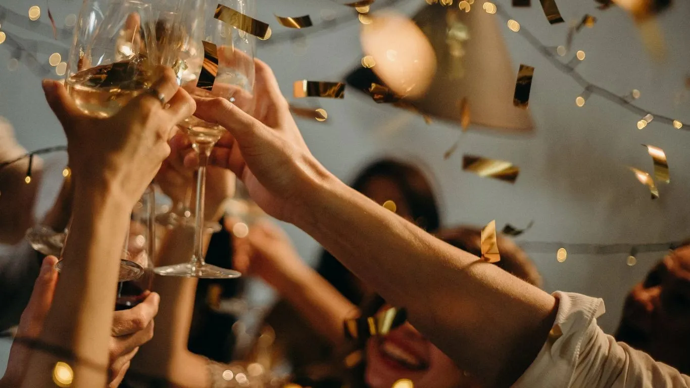 Invitados brindando con copas en una fiesta privada